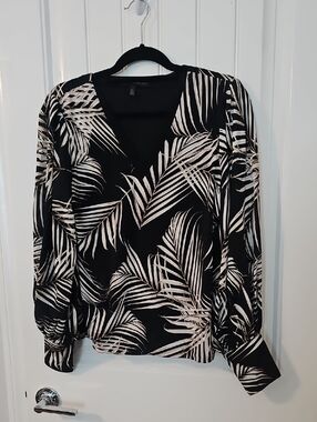 NWOT WHBM Black and Cream Palm-Print V-Neck Women’s Blouse